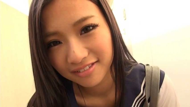 卒業　夏輝ちゃんのタ●ポンらしきイケない紐」まで見えちゃってますよｗ